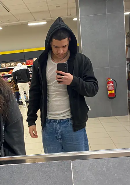 Soy Miguel, 19 años, conociéndome para relación sin ataduras en Esplugues de Llobregat