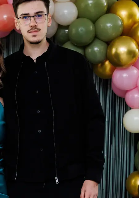 Я Catalin, 19, из Бухареста, ищу знакомства на одну ночь