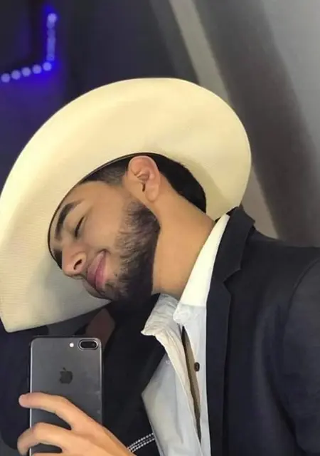 Soy Manux, 25 años de Sant Boi de Llobregat, busco conocer gente para relación sin ataduras