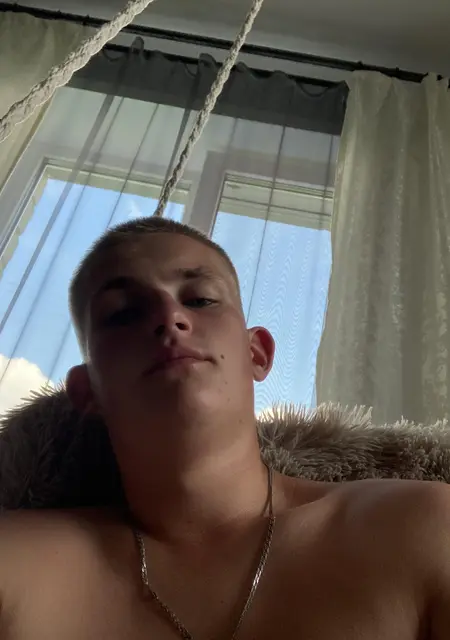 Ярослав из Минска, мне 20, познакомлюсь на одну ночь