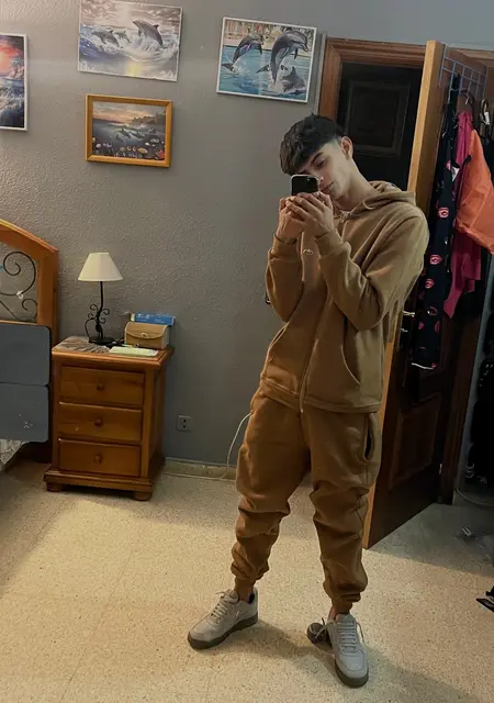 Alejandro de Palma de Mallorca, tengo 20 años, listo para conocer para relación sin ataduras