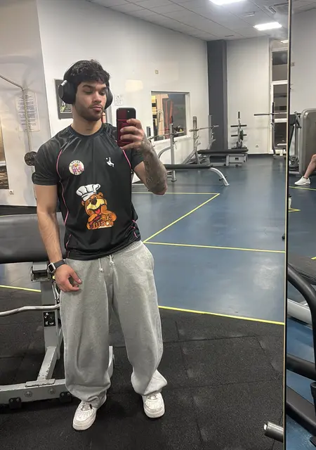 Soy Carlos Daniel, 24 años de Torrejón de Ardoz, busco conocer gente para relación abierta