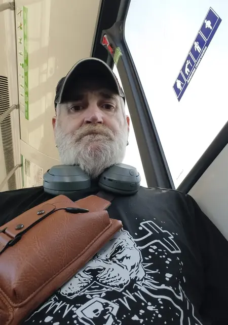 Soy Ergrandebisex, 49 años de Málaga, busco conocer gente para lío de una noche
