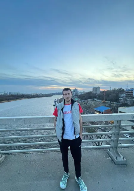 Я Сергей, 20 років з Луганська, шукаю знайомства на одну ніч