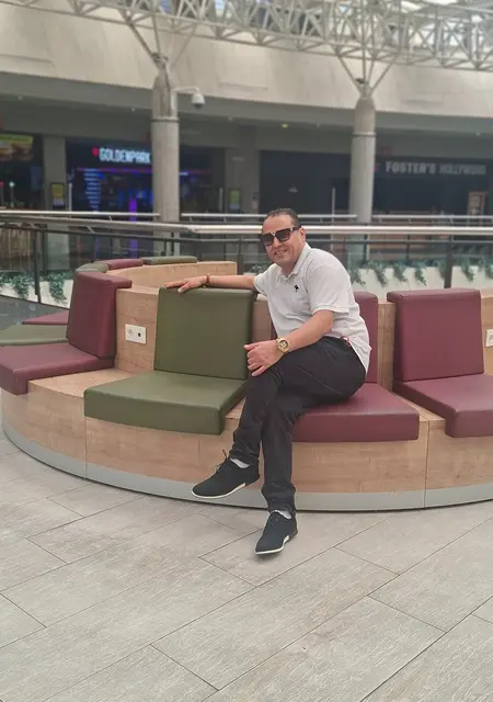 Meziani Miloud de Mollet del Vallés, busco en el sitio relación abierta