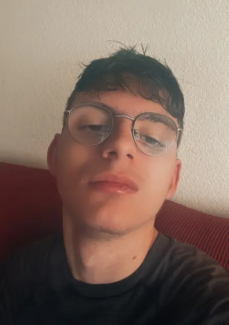 Soy Sergio, 19 años de Barcelona, busco conocer gente para relación a largo plazo