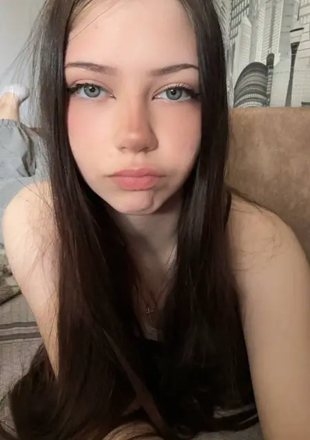 I'm Varyusha, 18 from London, seeking connections for virtual conversation