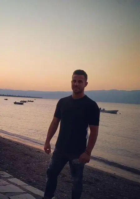 Я Nsnshsh, 27, из Афин, ищу знакомство