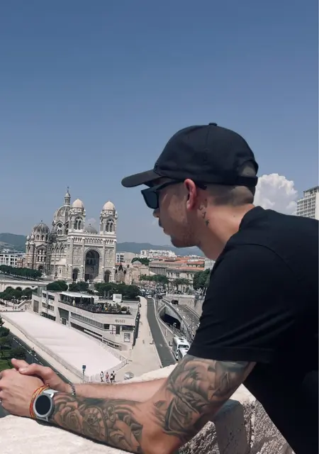 Soy Alejandro, 25 años de Reus, busco conocer gente para relación sin ataduras