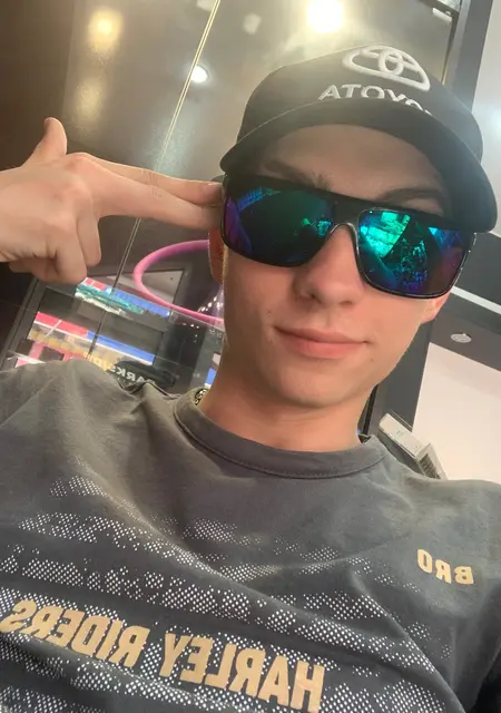 Я Макс, 19 років, знайомлюсь для спілкування у Донецьку