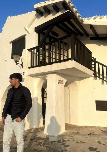 Soy Adrian, 21 años de Palma de Mallorca, busco conocer gente para lío de una noche