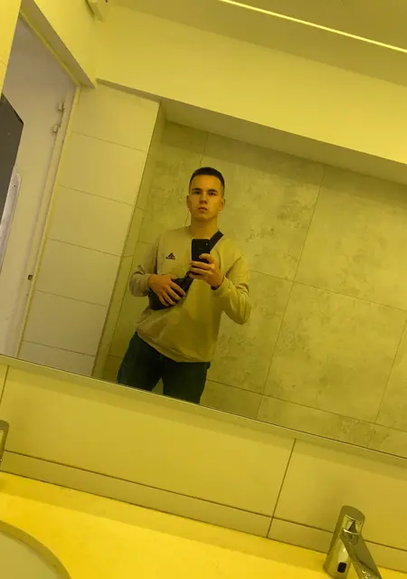 Дима из Луцка, мне 20, познакомлюсь для общения