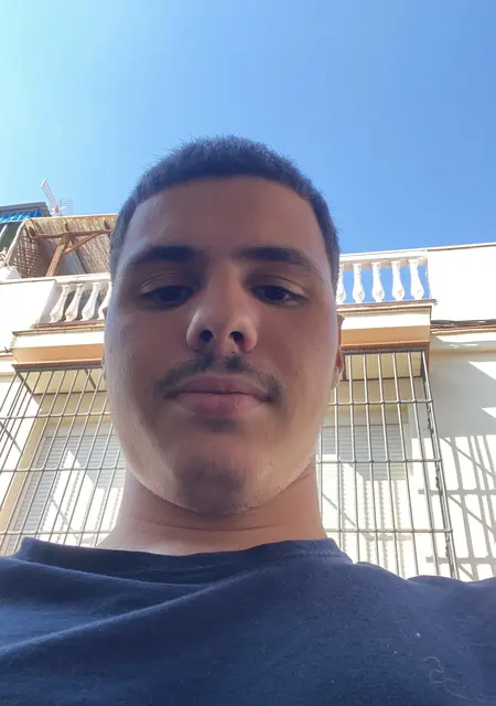 Soy Davidd, 21 años de Sevilla, busco conocer gente para lío de una noche