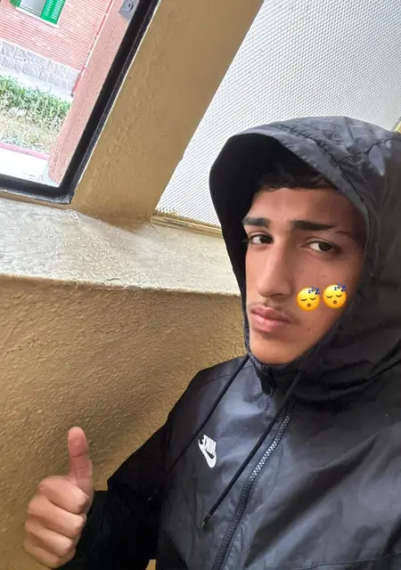 Soy Alejandro, 18 años de Mostoles, busco conocer gente para relación sin ataduras