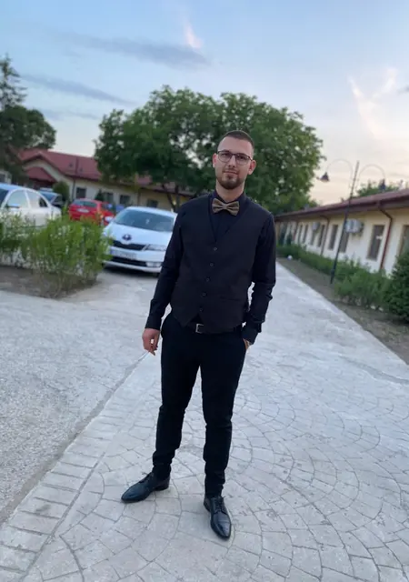 Я Adrian, 24, из Вишеу-де-Сус, ищу знакомства на одну ночь