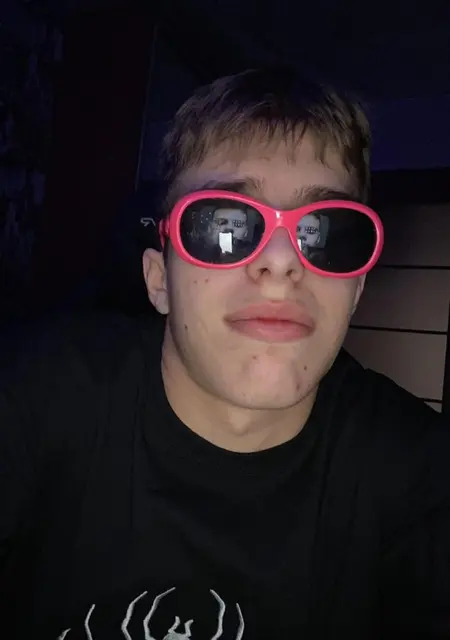 Я Эдуард, 25 років з Павлограда, шукаю знайомства без зобов'язань