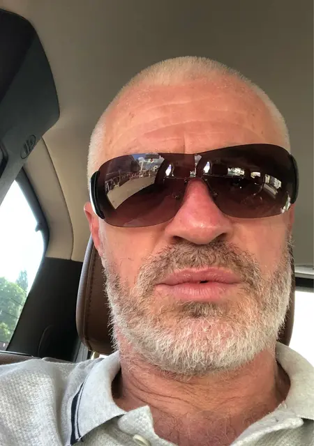 Я Владислав, 58 років з Києва, шукаю знайомства без зобов'язань