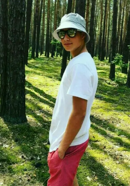 Сашапарень з Вараша, мені 23 років, познайомлюсь для постійних стосунків