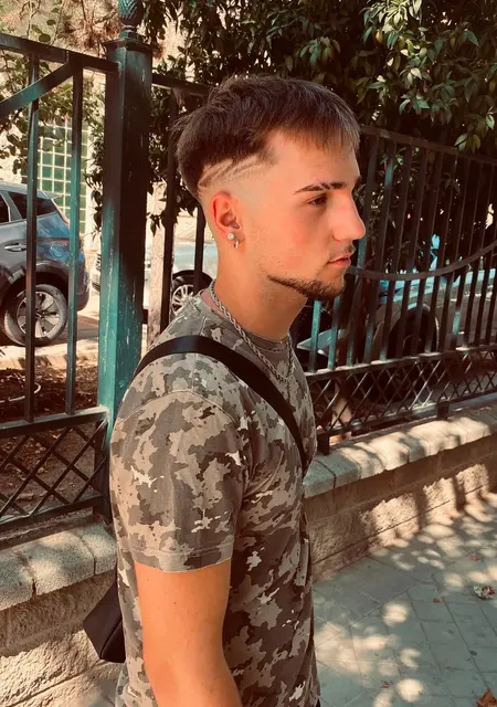 Soy Daniel, 18 años de Madrid, busco conocer gente para lío de una noche
