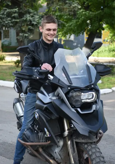 Я Евгений, 24 років, знайомлюсь на одну ніч у Новий Буг