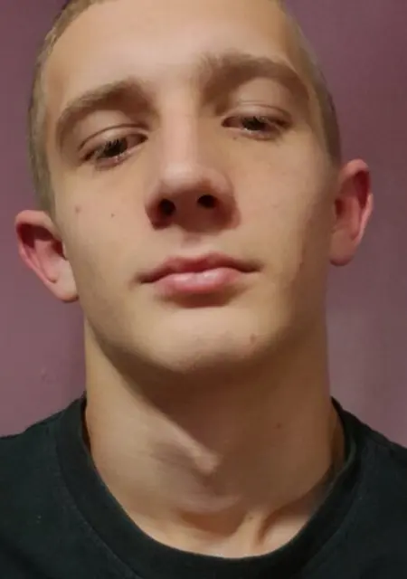 Я Никита, 18 років з Дніпра, шукаю знайомство для відкриті стосунки