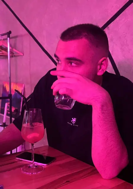 Данил из Новомосковска, мне 20, познакомлюсь на одну ночь