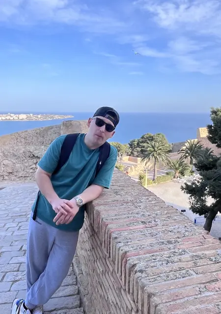 Soy Vladislav, 27 años de Málaga, busco conocer gente para lío de una noche