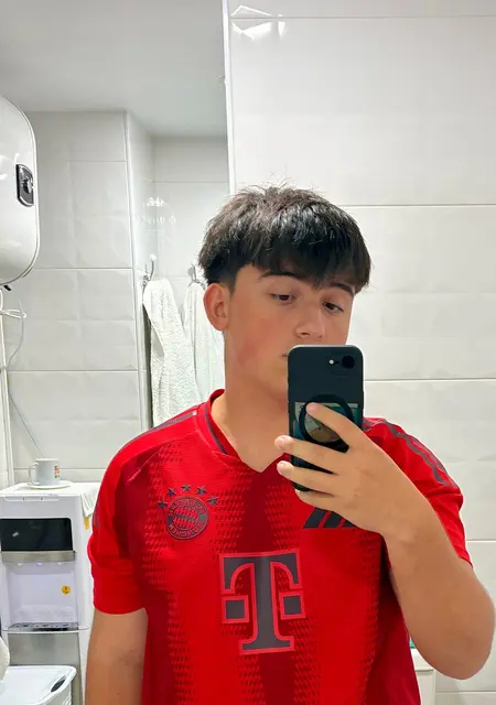 Soy Cristian Santin, 25 años de Jerez de la Frontera, busco conocer gente para lío de una noche