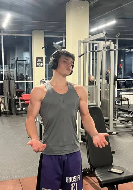 Я Мартин, 19, из Таллина, ищу знакомство для общения