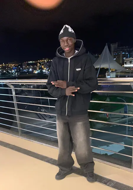 Soy Bay Diop, 18 años de Madrid, busco conocer gente para relación sin ataduras