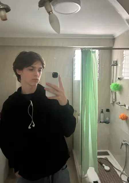 Tyoma de Madrid, tengo 22 años, listo para conocer para conversación virtual