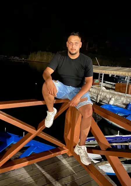 I'm Hüseyin, 25, looking to meet for no strings attached in Rotherham