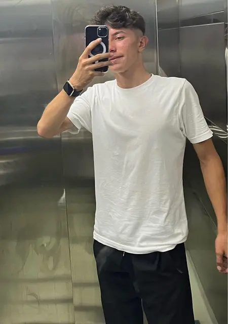 Я Umut, 20, из Стамбула, ищу знакомства на одну ночь