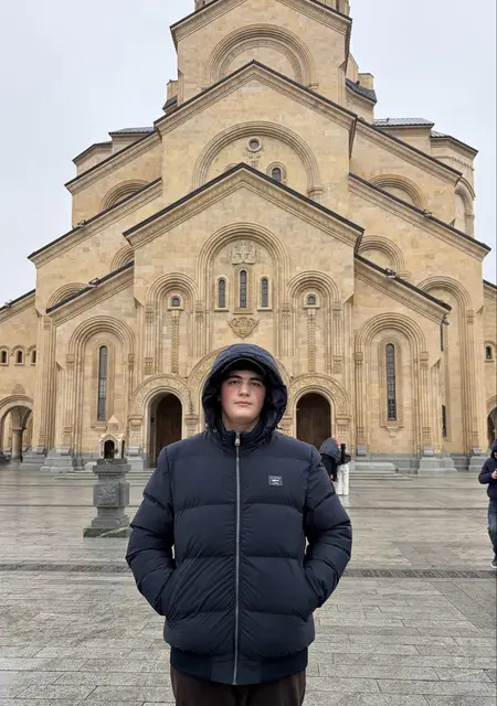 Hovhannes from Blackpool, looking for friendship