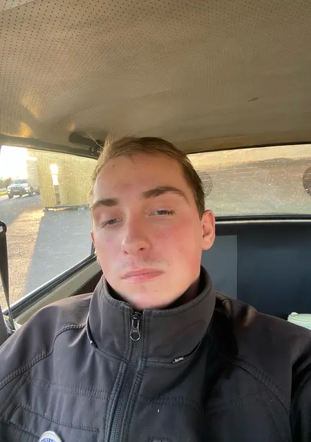 Я Юра, 22, из Сум, ищу знакомство для приятного времяпровождения