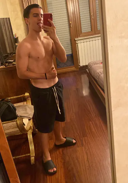 Я Alessio, 20, из Рима, ищу знакомство для приятного времяпровождения