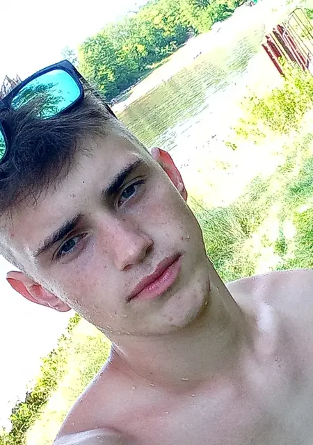 Я Александр, 22, из Ровно, ищу знакомства на одну ночь