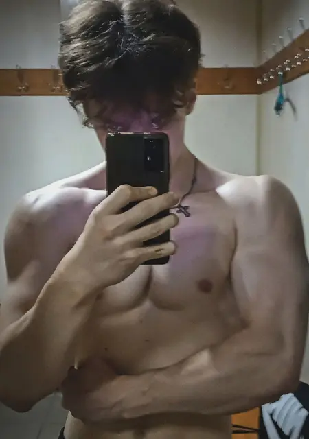 Я Егор, 19 років з Кременчука, шукаю знайомство для відкриті стосунки