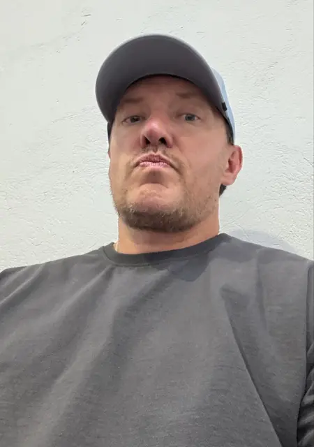 Maksim de Marbella, tengo 23 años, listo para conocer para lío de una noche