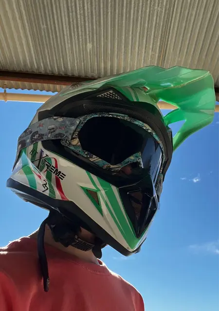 Soy Maks, 22 años de Alicante, busco conocer gente para lío de una noche