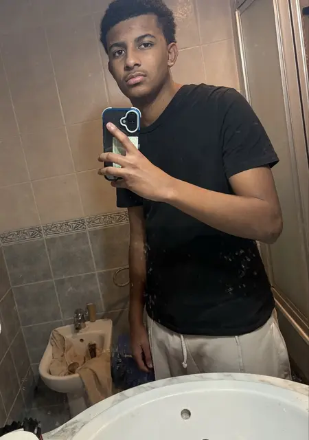 Soy Omar, 26 años de Málaga, busco conocer gente para lío de una noche