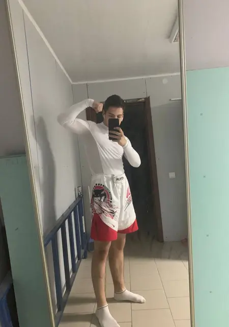 Я Коля, 21 років з Тернополя, шукаю знайомства без зобов'язань