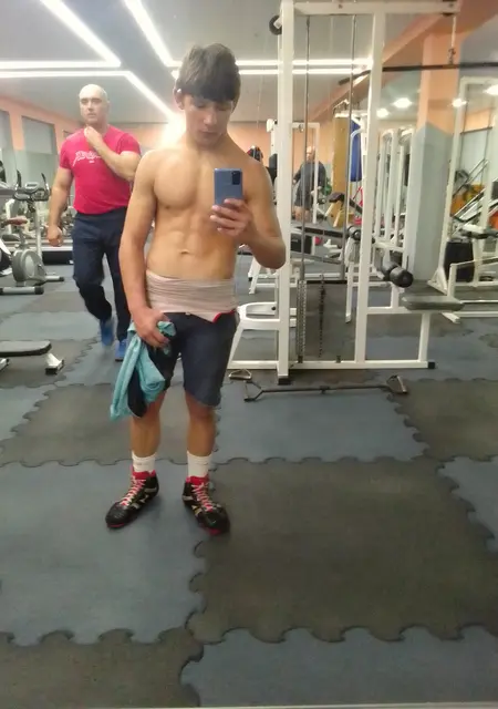 Я Тимофей, 20, из Борисова, ищу знакомство для приятного времяпровождения