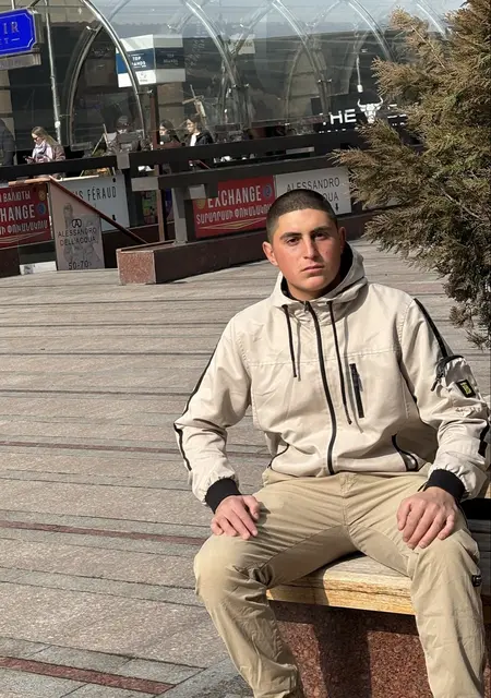 Я Helbert, 20, знакомлюсь для постоянных отношений в Ереване