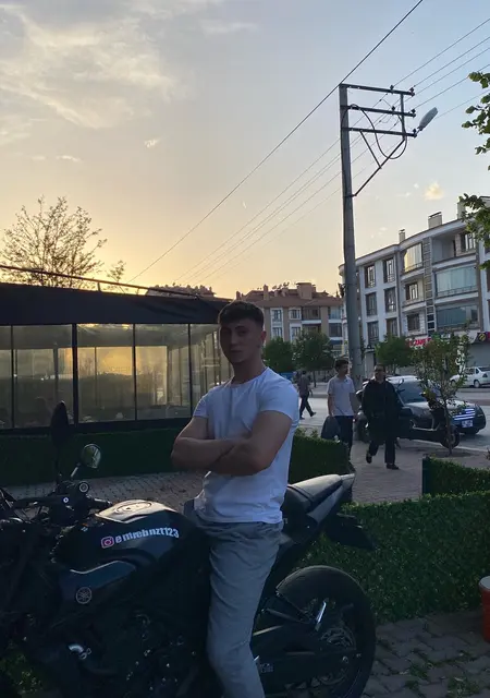 Я Cihan, 24, из Коньи, ищу знакомство для приятного времяпровождения