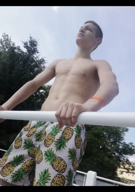 Макс из Ужгорода, мне 22, познакомлюсь на одну ночь