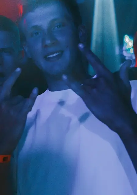 Артем из Амстердама, мне 19, познакомлюсь на одну ночь