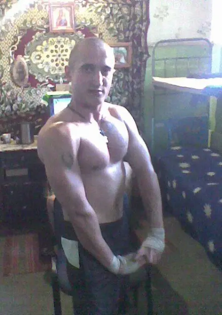 Я Александр, 37, знакомлюсь без обязательств в Херсоне