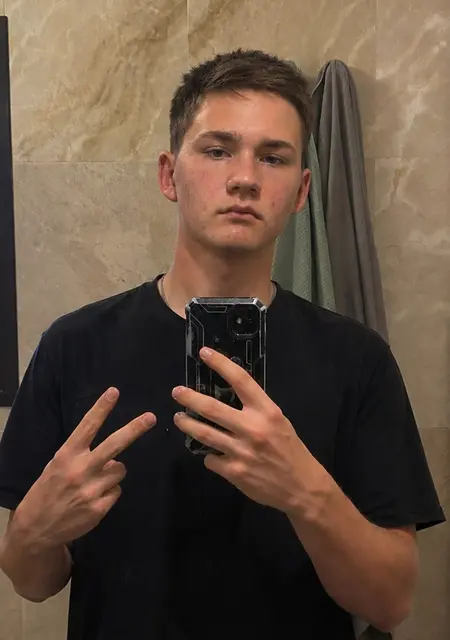 Я Артём, 19, знакомлюсь для общения в Валенсии