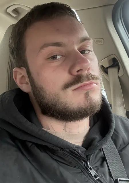 Daniil из Киева, мне 20, познакомлюсь без обязательств